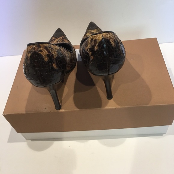 Slightly worn Donald Pliner heels. Made in Italy. - Picture 3 of 4